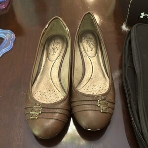 Life stride soft system tan casual shoes used